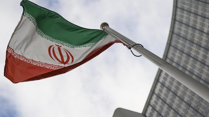 Imagen de archivo de una bandera iraní delante de la sede del Organismo Internacional de Energía Atómica. EFE/EPA/CHRISTIAN BRUNA
