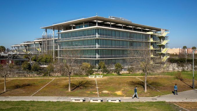 Vista parcial de la sede central de la multinacional Abengoa en Sevilla. EFE/Archivo
