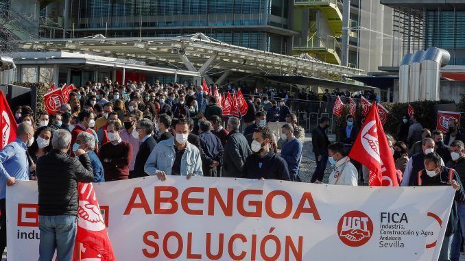 Trabajadores de Abengoa participan en una concentración de protesta. EFE/Archivo
