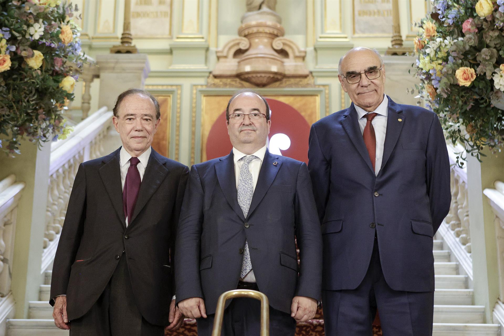 El ministro de Cultura, Miquel Iceta (c), el presidente del Gran Teatre del Liceu, Salvador Alemany (d) y el presidente del Teatro Real, Gregorio Marañón (i) posan para los medios de comunicación antes de la celebración este lunes de un encuentro de los patronatos para buscar sinergias entre las dos instituciones y debatir sobre el futuro del sector operístico y cultural.EFE/ Quique García
