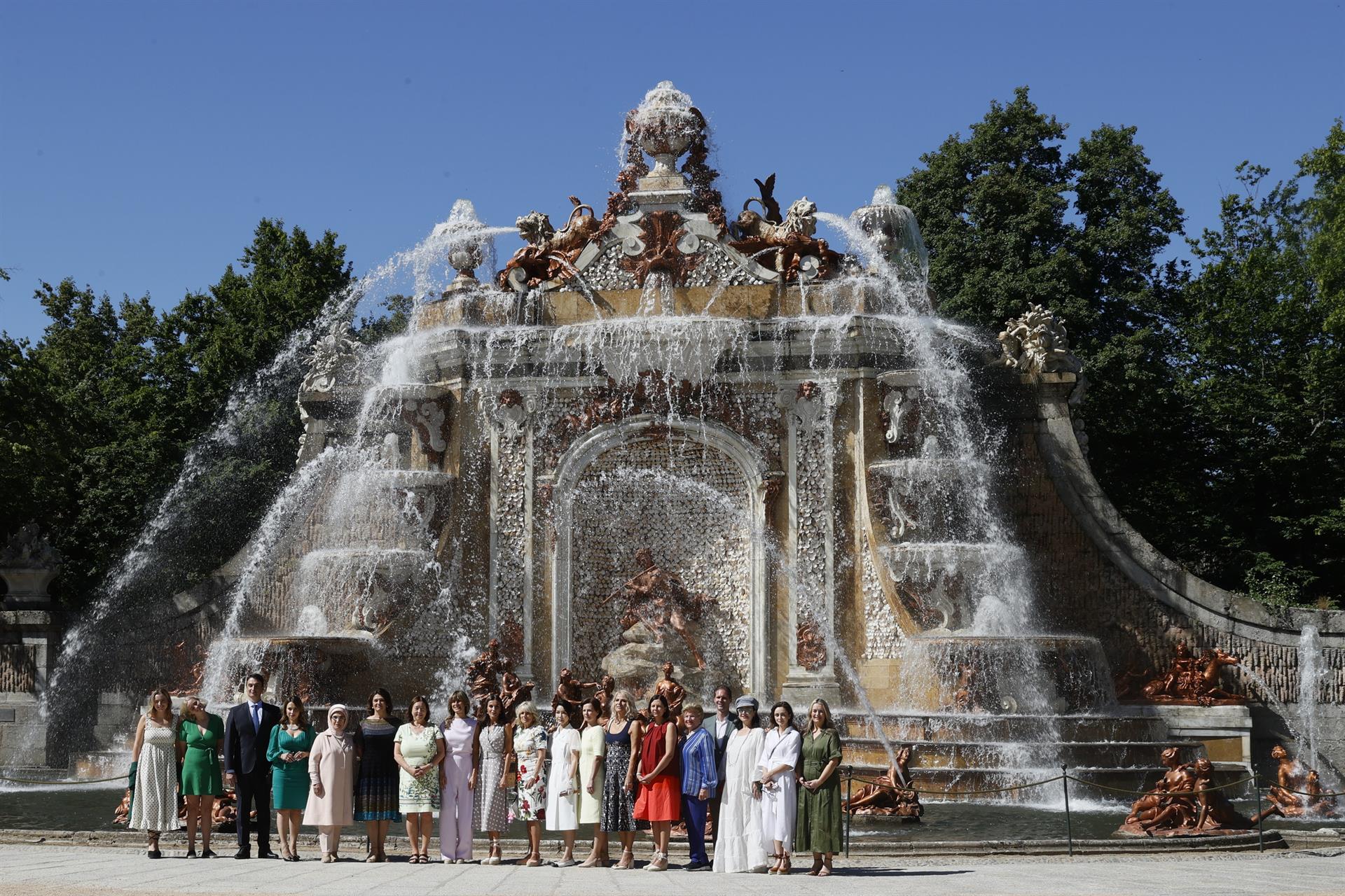 La reina Letizia (c) y la mujer del presidente del Gobierno, Begoña Gómez (c-i) posan con los acompañantes de los mandatarios que asisten a la cumbre de la OTAN para la foto de familia de los actos culturales en su honor celebrados en la Granja de San Idelfonso, Segovia, este miércoles. EFE/ Ballesteros
