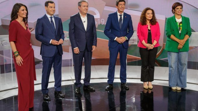 Los seis principales candidatos a la Presidencia de la Junta de Andalucía, (i-d) Macarena Olona, Juanma Moreno, Juan Espadas, Juan Marín, Inmaculada Nieto y Teresa Rodríguez. EFE/Julio Muñoz
