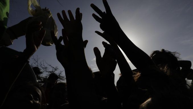 Imagen de archivo que muestra las manos de un grupo de niños mientras piden alimentos a una visitante en la comunidad Witka en zona rural de Manaure (Colombia). EFE/ Carlos Ortega
