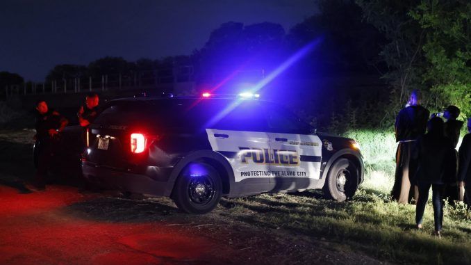 Vista de la Policía investigando el hallazgo de un camión con inmigrantes muertos, en la madrugada del 28 de junio de 2022, en San Antonio, Texas. EFE/Adam Davis
