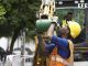 Un trabajador de la construcción bebe agua durante la jornada de trabajo. EFE/Archivo