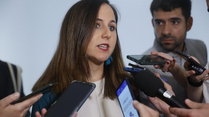 La líder de Unidas Podemos y ministra de Derechos Sociales y Agenda 2030, Ione Belarra atiende a los medios tras su comparecencia en la comisión de este miércoles en el Congreso. EFE/Juan Carlos Hidalgo
