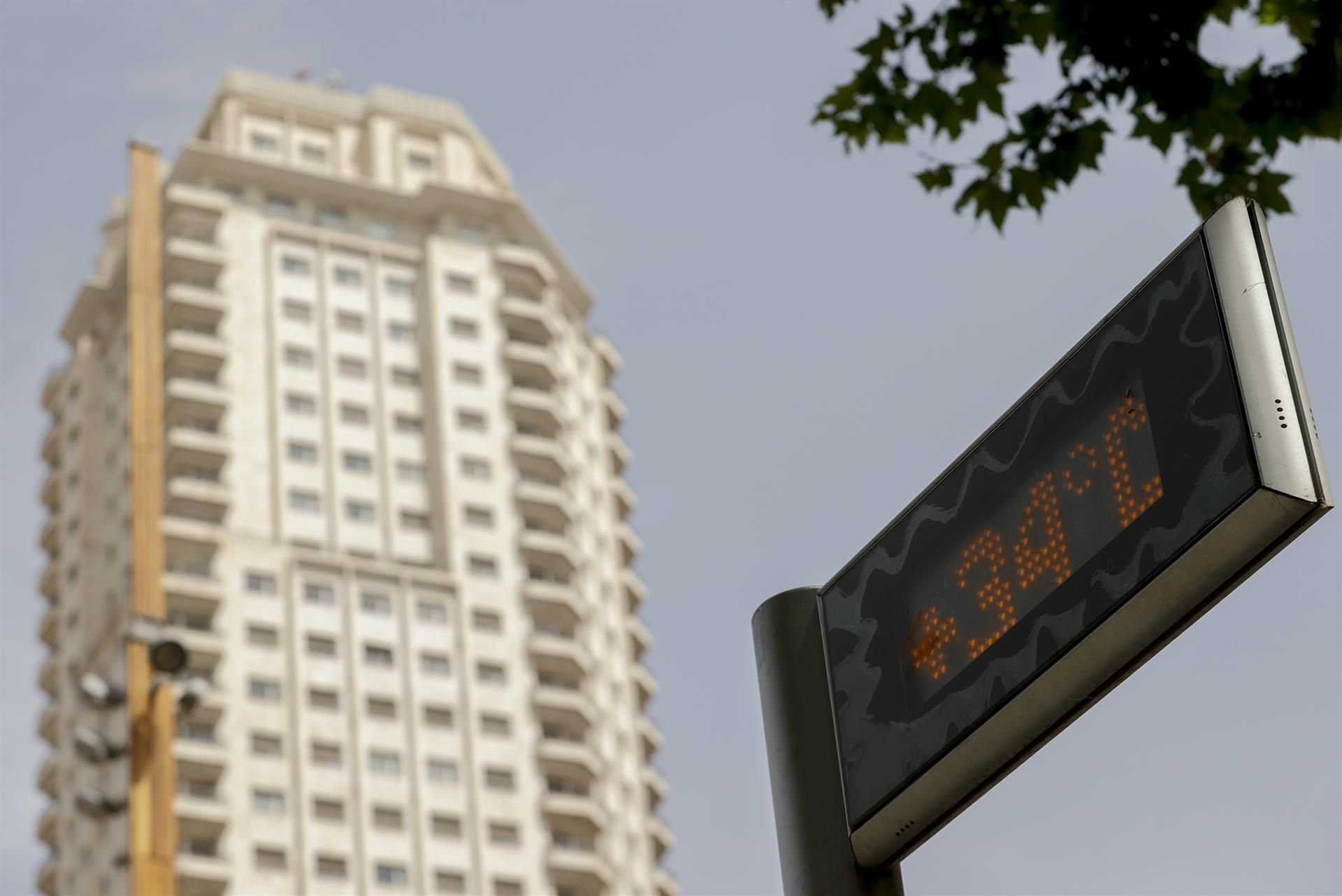 Un termómetro en la mañana de este martes en la Plaza de España de Madrid. EFE/ Mariscal
