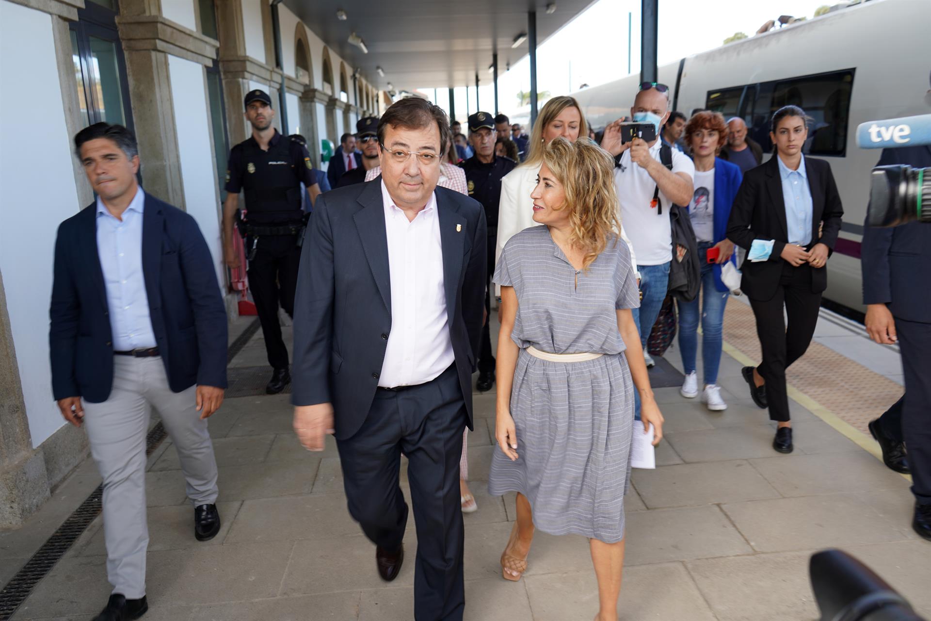 La ministra de Transportes, Movilidad y Agenda Urbana, Raquel Sánchez (c-d) junto con el presidente de Extremadura, Guillermo Fernández Vara (i) tras el viaje de pruebas del primer tren de Alta Velocidad en Extremadura desde Plasencia con dirección a Badajoz. EFE/Eduardo Palomo
