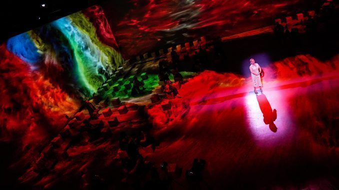 El espectáculo que revolucionó el teatro musical hace una década en Broadway, "Next to normal", estrena una nueva versión en el centro de artes digitales Ideal de Barcelona, "Next to normal immersive", una versión presentada hoy dentro del Grec Festival de Barcelona, en un formato con proyecciones inmersivas. EFE/Enric Fontcuberta
