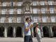 Unos turistas pasean por la Plaza Mayor de Madrid este lunes. EFE/ Sergio Pérez