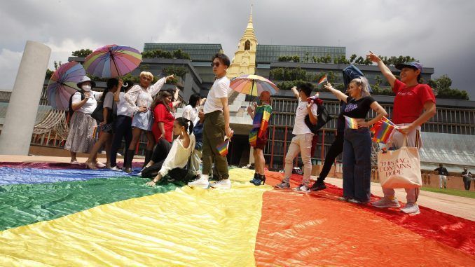 Activistas LGBTQI+ se manifiestan delante del Parlamento tailandés. EFE/EPA/NARONG SANGNAK
