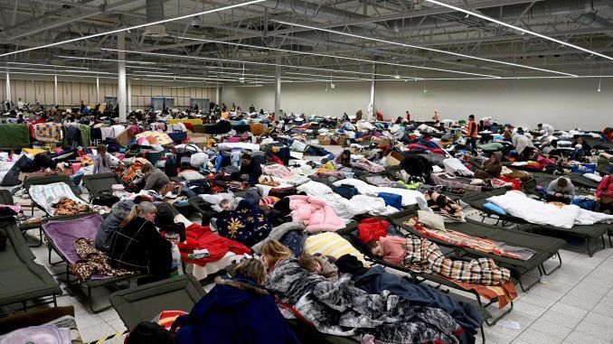 Decenas de refugiados ucranianos en un punto de acogida habilitado por las autoridades polacas en la estación de Przemysl, Polonia, el pasado mes de marzo. EFE/EPA/Darek Delmanowicz
