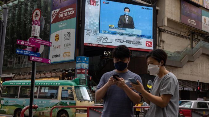 Imagen de archivo de una pantalla en una calle de Hong Kong donde sale el nuevo jefe de Gobierno, John Lee. EFE/EPA/JEROME FAVRE
