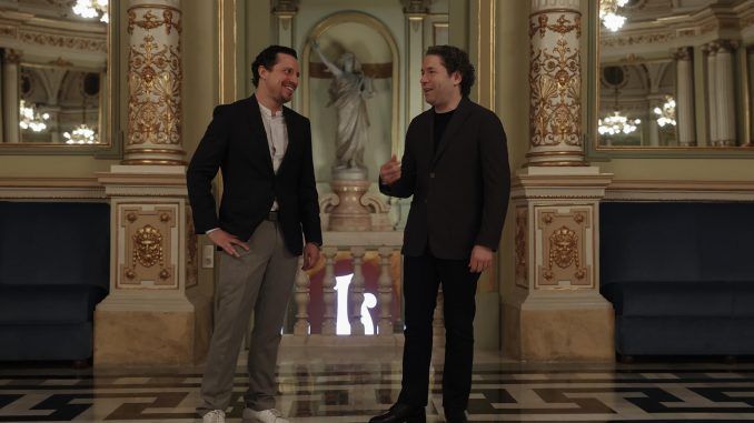 Los directores Paolo Bortolameolli (i) y Gustavo Dudamel (d), posan para los medios gráficos hoy, durante la presentación de la ópera "La flauta mágica" que se podrá ver en el Gran Teatre del Liceu del 20 de junio al 2 de julio, en un montaje en el que David McVicar recupera su aclamada producción  de 2003 estrenada en Londres. EFE/Toni Albir
