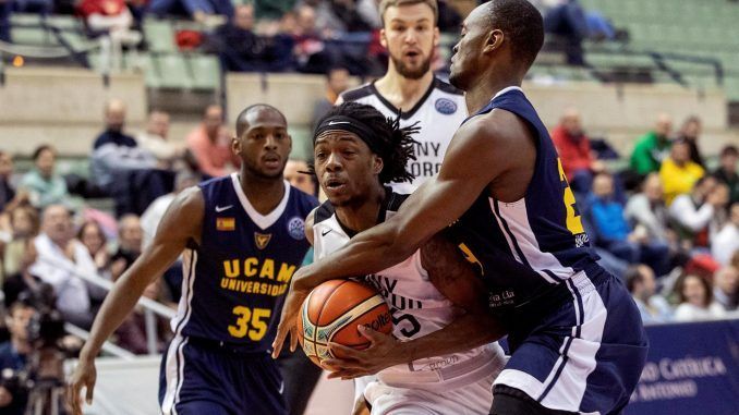 El base estadounidense Kendrick Perry (c), en su etapa en el equipo ruso Nizhny Novgorod. EFE/Archivo
