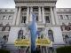 Fotografía facilitada por Greenpeace, que ha colgado hoy un tiburón en la entrada del Ministerio de Agricultura, Pesca y Alimentación en Madrid. EFE/ Greenpeace/Pedro Armestre *****SOLO USO EDITORIAL/SOLO DISPONIBLE PARA ILUSTRAR LA NOTICIA QUE ACOMPAÑA (CRÉDITO OBLIGATORIO) *****