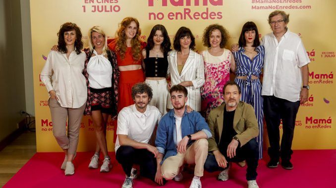 Los actores Antonio Pagudo (a-i), Óscar Ortuño (a-c) y Ben Temple (a-d), las actrices Sofía Oria (4i), María Castro (2i), Eva Ugarte (2d), Malena Alterio (3d), y la directora Daniela Fejerman (3d), entre otros, esta semana en el photocall de la película ""Mamá no enRedes"" en Madrid. La película se estrena el próximo 1 de julio en cines. EFE/ Javier Lizón
