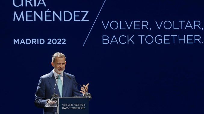 El rey Felipe VI preside este viernes el acto conmemorativo del 75 aniversario del despacho Uría Menéndez en el Teatro Coliseum de Madrid. EFE/ Javier Lizón
