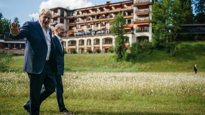 El canciller alemán, Olaf Scholz, y el primer ministro británico, Boris Johnson, en Elmau en foto reciente. EFE/EPA/CLEMENS BILAN
