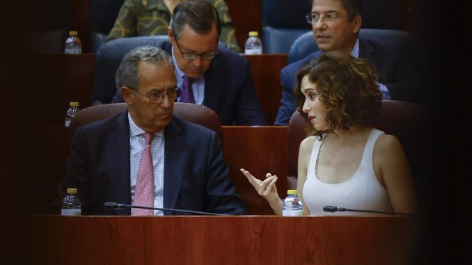 La presidenta regional, Isabel Díaz Ayuso, conversa con el vicepresidente, Enrique Ossorio, durante el pleno en la Asamblea de Madrid. EFE/Sergio Perez/Archivo
