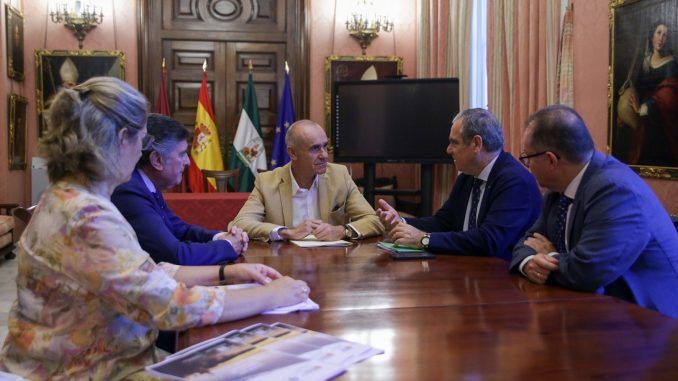 El alcalde de Sevilla, Antonio Muñoz, y el presidente del Consejo General de Farmacéuticos, Jesús Aguilar, han mantenido una reunión esta semana.