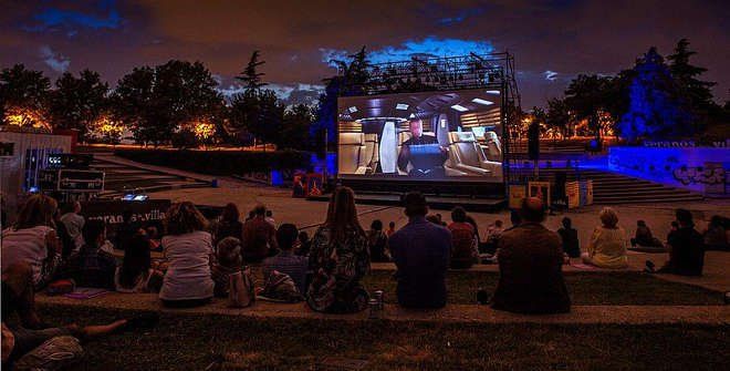 Todas las proyecciones son al aire libre para disfrutar del tiempo estival y la entrada a las misma es libre y gratuita.