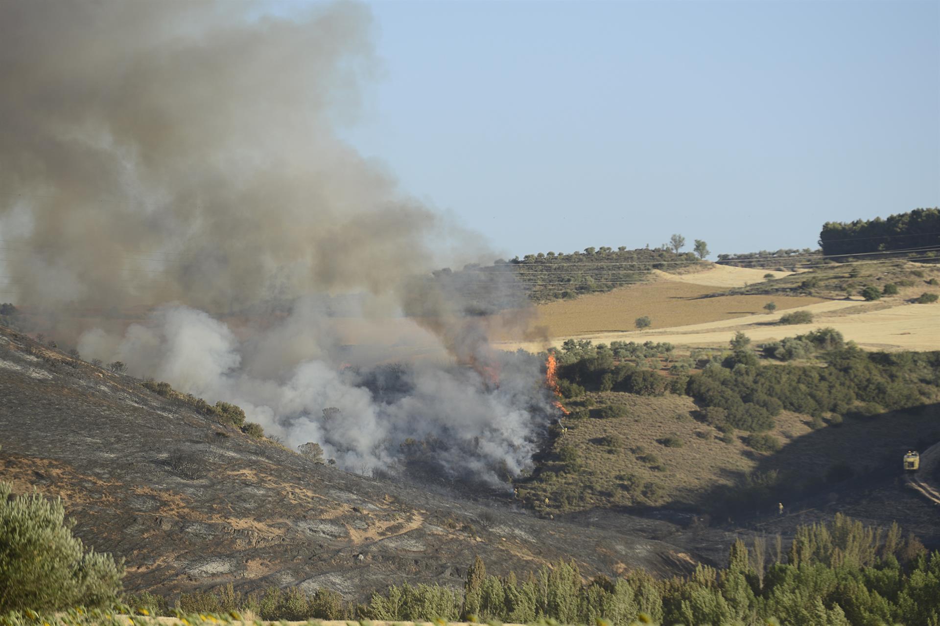 La Junta de Castilla-La Mancha ha solicitado la colaboración de la Unidad Militar de Emergencias (UME) para sofocar el incendio declarado este lunes en Humanes (Guadalajara), que se ha elevado esta tarde a nivel 2. EFE/Nacho Izquierdo
