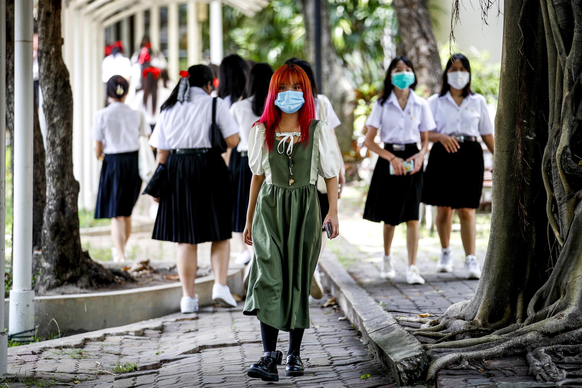 La activista Maynu Supitcha, de 20 años, con un busca policial en un tobillo, en una imagen reciente en la Universidad de Rangsit en Bangkok. EFE/EPA/DIEGO AZUBEL
