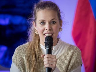 Elisa Vegas, directora de la Orquesta Sinfónica Gran Mariscal de Ayacucho, habla hoy durante una rueda de prensa en la residencia del embajador de España en Caracas (Venezuela). EFE/ MIGUEL GUTIÉRREZ