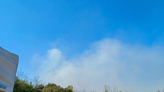 Acceso a una de las urbanizaciones en las que los servicios de emergencia han procedido al desalojo preventivo por el incendio de El Ronquillo (Sevilla). EFE/Juan García-Chicano/ARCHIVO
