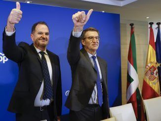 El presidente del PP, Alberto Núñez Feijóo (d), ha presidido este jueves en Bilbao, acompañado por el presidente del PP vasco, Carlos Iturgáiz, la reunión de la Junta Directiva del partido en el País Vasco. EFE/Miguel Toña