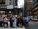 Un grupo de personas toman fotografías a la puesta del sol entre edificios hoy, en una calle de Manhattan en Nueva York (EE.UU.). EFE/ Sarah Yáñez-Richards