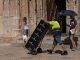 Un repartidor de agua trabaja este miércoles en el centro de Palma de Mallorca. El calor sofocante dará una pequeña tregua y, de momento, no se "vislumbra a corto plazo un nuevo episodio de calor extraordinario", aunque hay que seguir atentos a las condiciones meteorológicas que se darán los últimos días de esta semana, cuando los termómetros repunten hasta o por encima de 40 grados. EFE/ Atienza