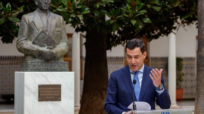 El presidente de la Junta en funciones, Juanma Moreno, durante su intervención en el acto de conmemoración del nacimiento de Blas Infante, reconocido desde 1983 como Padre de la Patria Andaluza, que se celebra hoy martes en el Parlamento de Andalucía en Sevilla en un periodo de transición, con la nueva Cámara sin constituir. EFE/Julio Muñoz
