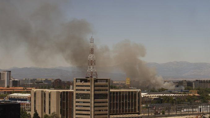 El humo se eleva sobre el fuego que se ha iniciado en una zona de descampado ubicada en la calle Juan Lozano, próxima al hospital de La Paz y a las Cinco Torres, en una zona de pasto cercana al parque de Begoña, en el barrio de La Paz, Madrid. EFE/ Ballesteros
