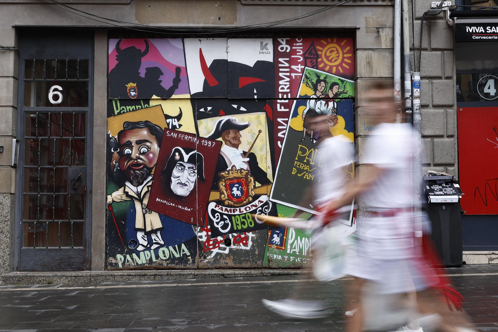 La ciudad de Pamplona vive con expectación la cuenta atrás hasta que, a las 12,00 horas de este miércoles, el exfutbolista Juan Carlos Unzué prenda la mecha del chupinazo anunciador de los Sanfermines 2022 y se dé inicio a 204 horas ininterrumpidas de fiesta, del 6 al 14 de julio. EFE/Rodrigo Jiménez
