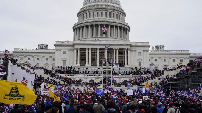 Fotografía de archivo de seguidores de Donald Trump irrumpen durante unas protestas en los terrenos del Capitolio de los Estados Unidos en Washington (Estados Unidos). EFE/ WILL OLIVER

