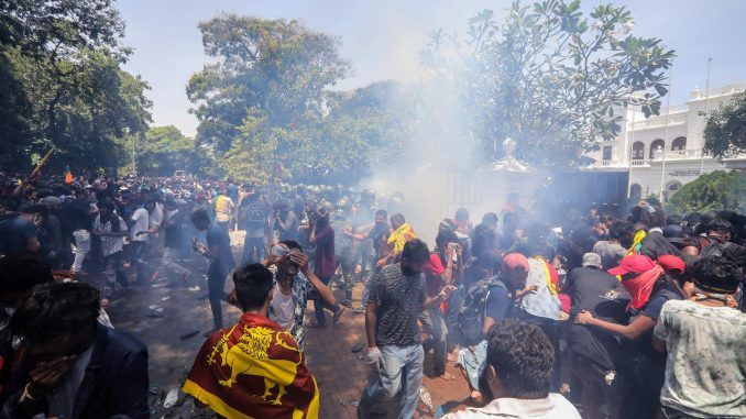 Las fuerzas de seguridad disparan gases lacrimógenos para dispersar a los manifestantes durante las protestas antigubernamentales en Colombo, Sri Lanka. EFE/EPA/CHAMILA KARUNARATHNE
