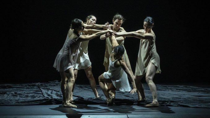 Imagen de archivo de varios integrantes de la Compañía Nacional de Danza (CND) durante un ensayo. EFE/ Román G. Aguilera
