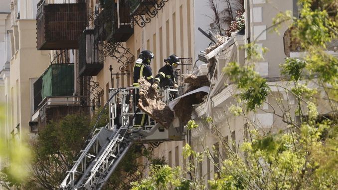 La explosión, originada por un posible escape de gas, provocó dos muertos -dos operarios que realizaban trabajos de fontanería, de 21 y 27 años- y diecisiete heridos, uno de ellos de carácter grave. - EFE/Rodrigo Jiménez
