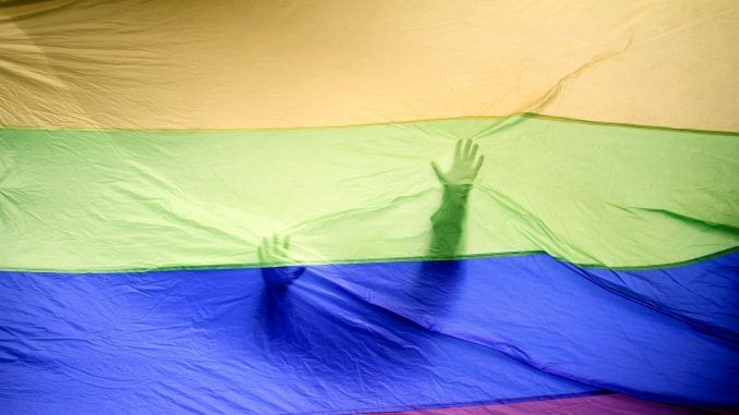 Imagen de archivo de una bandera LGTBI. EFE/Clemens Bilan