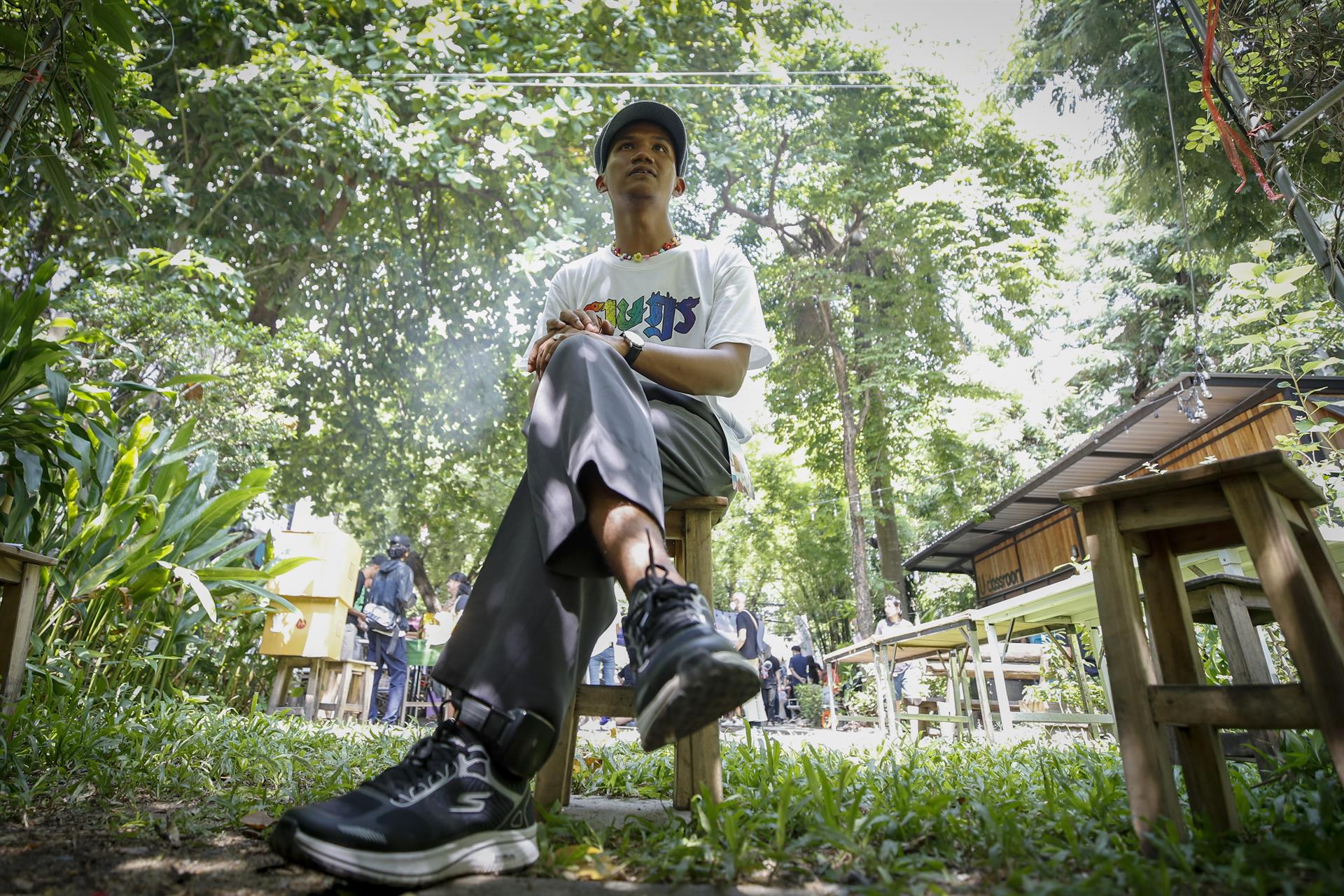 Imagen reciente de Panupong "Mike" Jardnok, de 25 años, tiene más de 40 cargos en su contra, incluidos 16 por lesa majestad, lo que le puede llevar a pasar casi una vida en la cárcel. EFE/EPA/DIEGO AZUBEL
