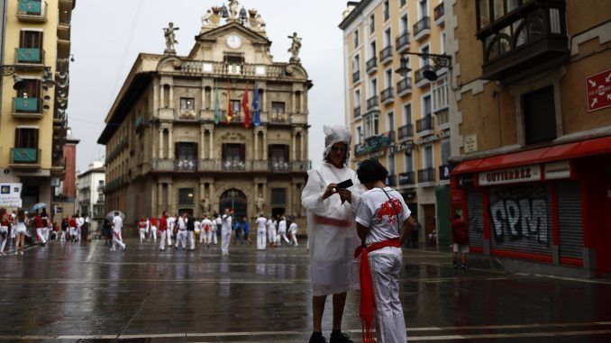 La ciudad de Pamplona vive con expectación la cuenta atrás hasta que, a las 12,00 horas de este miércoles, el exfutbolista Juan Carlos Unzué prenda la mecha del chupinazo anunciador de los Sanfermines 2022 y se dé inicio a 204 horas ininterrumpidas de fiesta, del 6 al 14 de julio. EFE/ Rodrigo Jiménez
