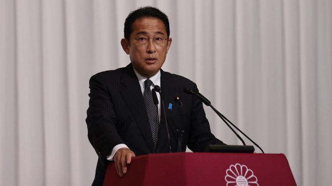 El primer ministro japonés, Fumio Kishida, durante su comparecencia en la sede de su formación, el Partido Liberal Democrático (PLD), que este domingo se alzó con la victoria en los comicios parciales a la Cámara Alta del parlamento nacional. EFE/EPA/Rodrigo Reyes Marin / POOL
