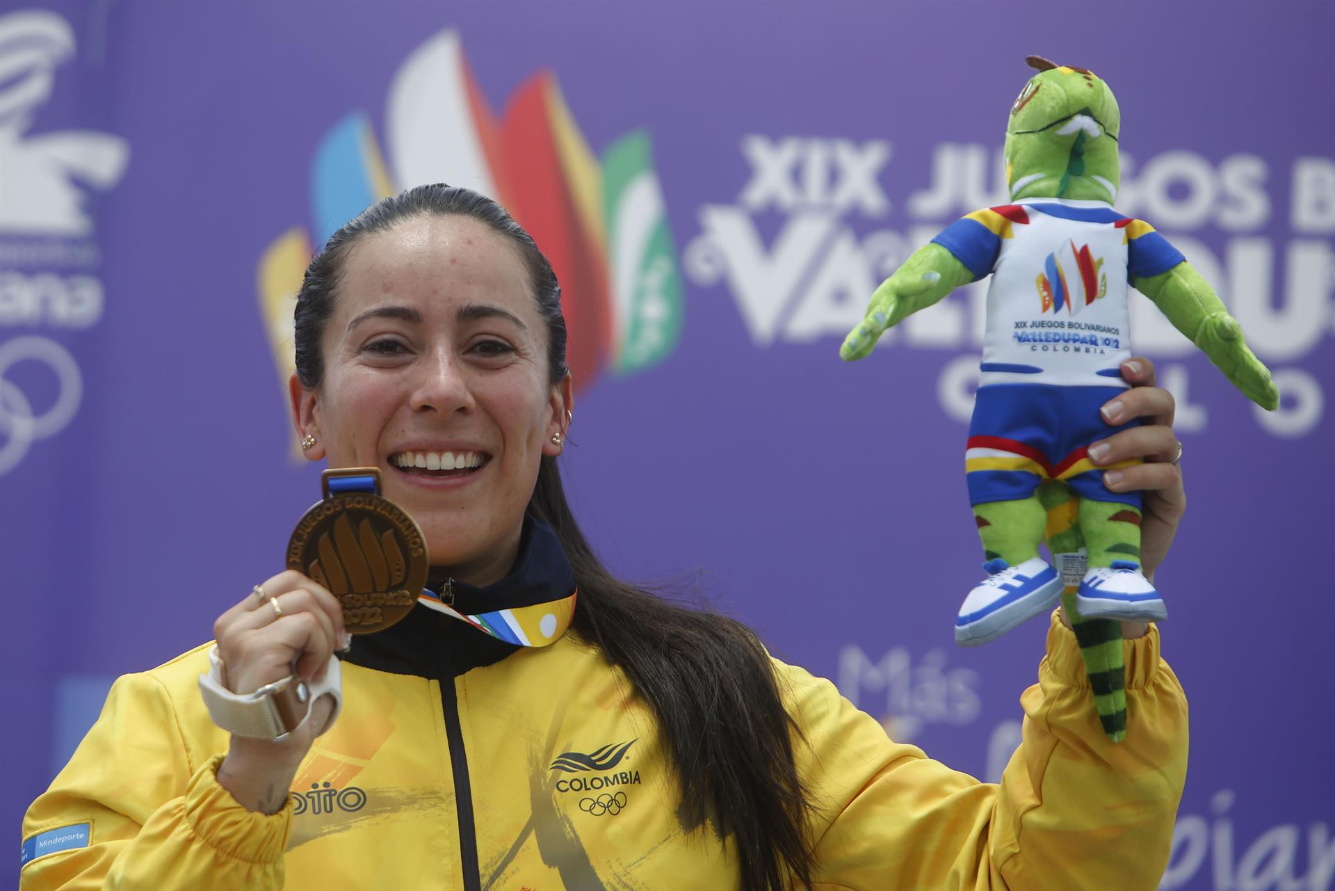 Mariana Pajón de Colombia posa con la medalla de oro hoy, de ciclismo BMX femenino en los XIX Juegos Bolivarianos en Valledupar (Colombia). EFE/Luis Eduardo Noriega A.
