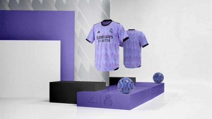 El Real Madrid presentó este viernes, junto a Adidas, su nueva camiseta que utilizará como visitante durante la temporada 2022/23 y en la que recupera el color morado. EFE/Imagen cedida por Adidas
