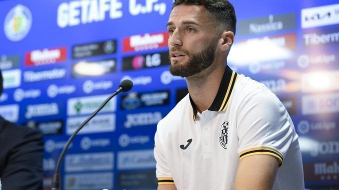 El defensa portugués Domingos Duarte durante su presentación como nuevo jugador del Getafe, este jueves en el Coliseum. EFE/ Victor Lerena
