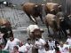 Los mozos durante el octavo y último encierro de los Sanfermines con toros de la ganadería de Miura en el tramo de Mercaderes con Estafeta este jueves en Pamplona. EFE/ Jesus Diges