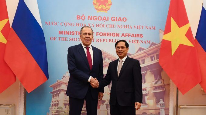 El ministro ruso de Exteriores, Serguéi Lavrov, y su homólogo vietnamita, Bui Thanh Son. EFE/EPA/NHAC NGUYEN / POOL
