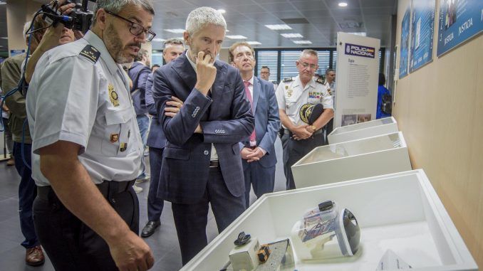 El ministro de Interior, Fernando Grande-Marlaska, durante su visita en Ermua (Bizkaia) a la exposición sobre la labor que las fuerzas de seguridad han desempeñado en la lucha contra ETA. EFE/Javier Zorrilla
